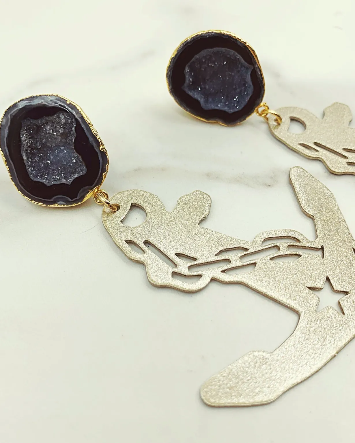 vanderbilt_gold_tone_anch_2-2.webp Vanderbilt Gold Tone Anchor Earrings with Black Geode-Brianna Cannon New